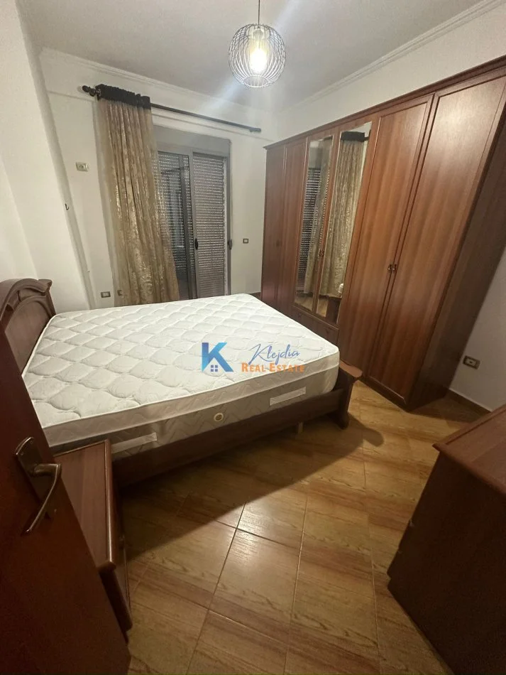 Tirane, jap me qera apartament 2+1+Ballkon Kati 5, 102 m² (mbi Maternitetin e Ri, prane Pasticeri Tito)