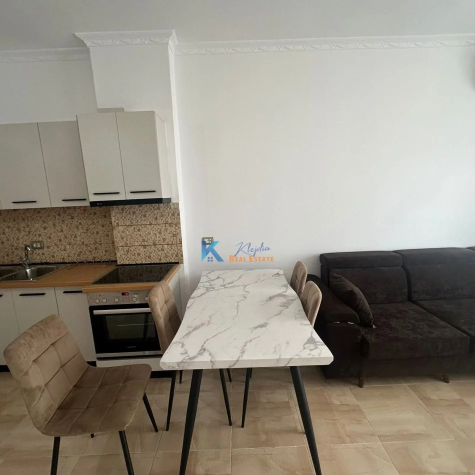 Tirane, jap me qera apartament 3+1+Ballkon Kati 3, 165 m² (mbi Maternitetin e Ri, prane Pasticeri Tito)