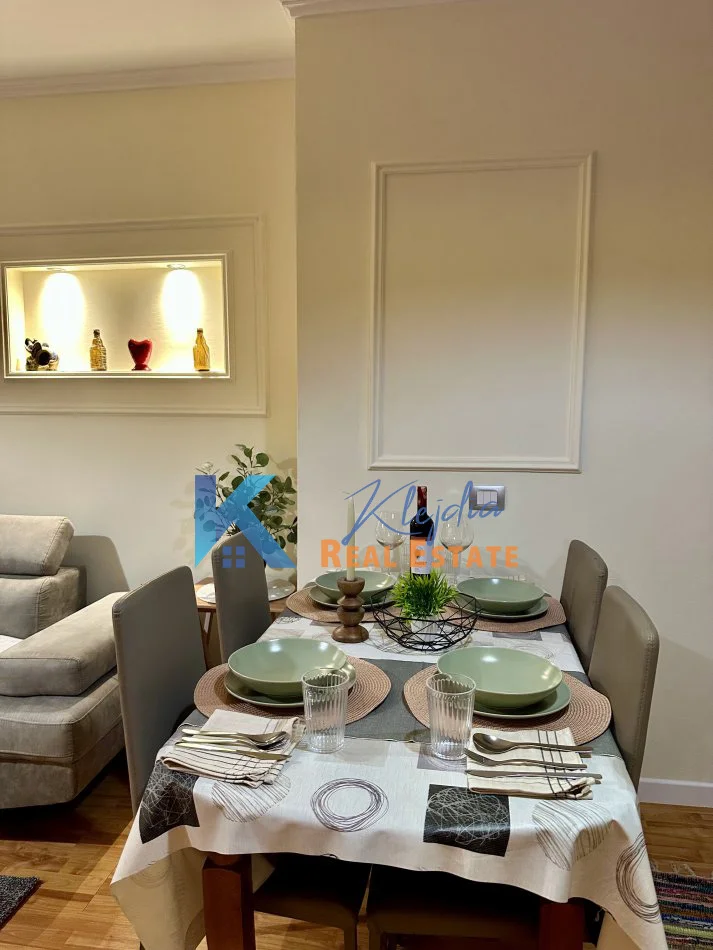 Tirane, jap me qera apartament 1+1+Ballkon Kati 5, 70 m² 670 € (Bllok, prane Fakultetit Juridik)