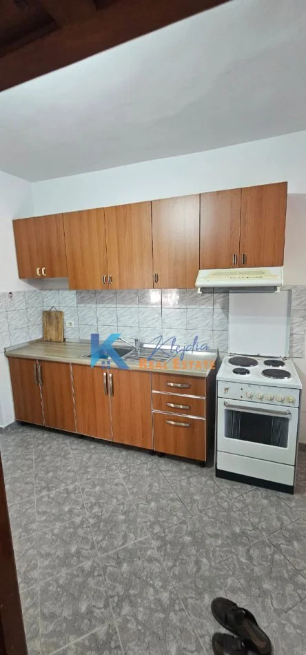 Tirane, jap me qera apartament 1+1+Ballkon Kati 1, 60 m² 550 € (Ish Parku i Autobusëve, Rr. Babë Rexha)