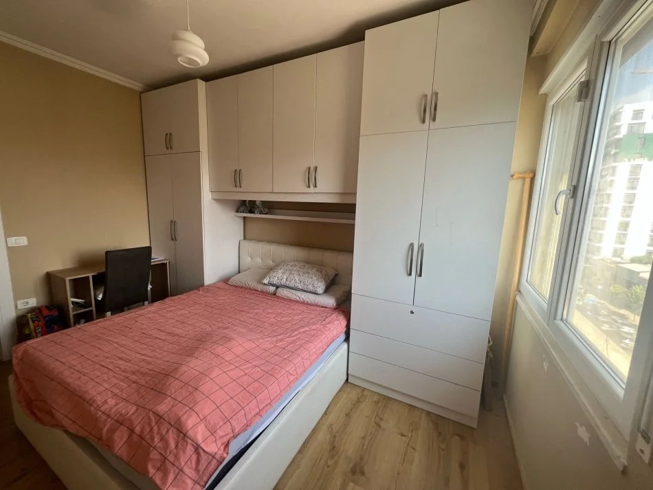 Tirane, jap me qera apartament 2+1+Ballkon Kati 4, 95 m² 1.000 € (Kompleksi Kika 2)