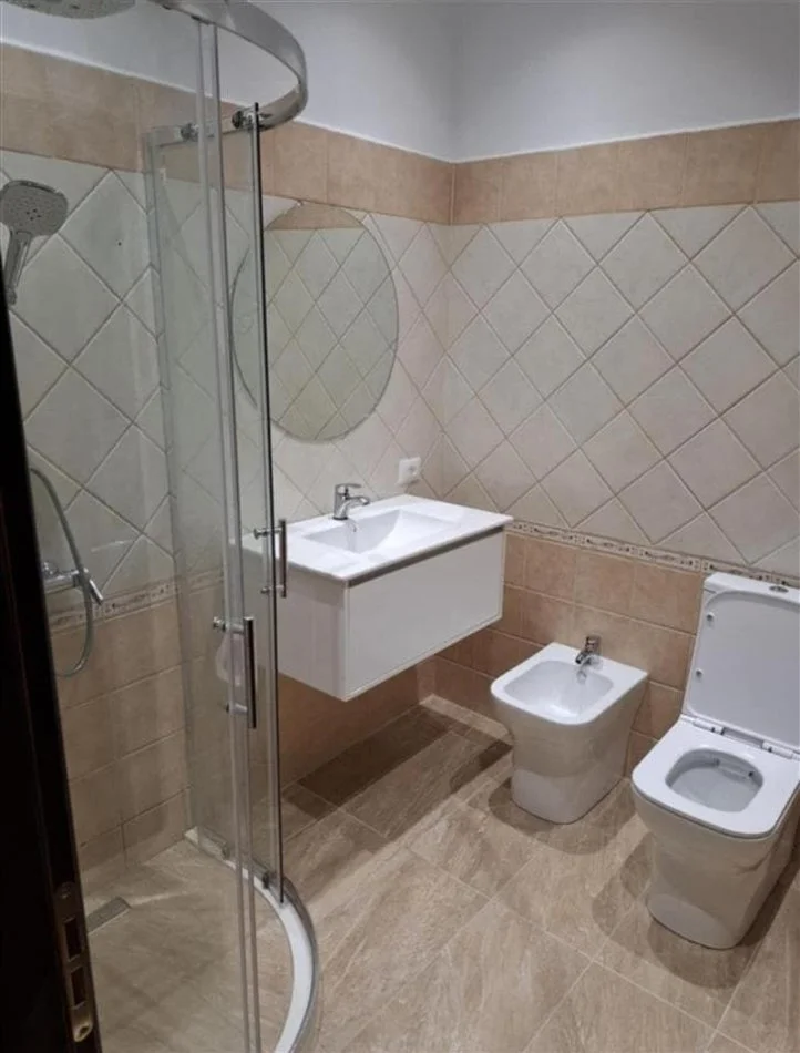 Tirane, jepet me qera apartament 1+1 Kati 3, 64 m² 400 € (Kinostudio, prane Karburant Kastrati)