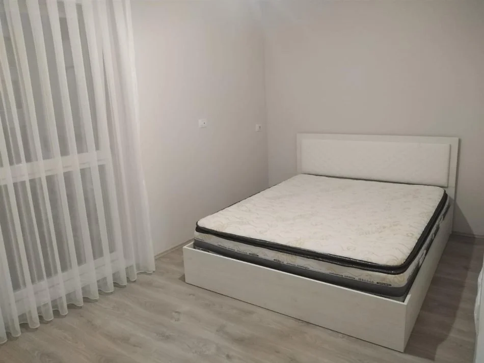 Tirane, jap me qera apartament 2+1+Ballkon Kati 2, 93 m² 600 € (21 Dhjetori, Kompleksi Magnet)