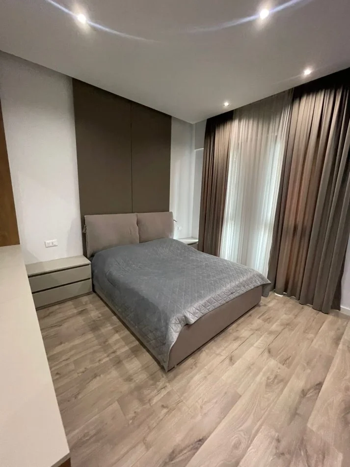 Tirane, jepet me qera apartament 1+1+Ballkon Kati 8, 70 m² 850 € (Square 21)