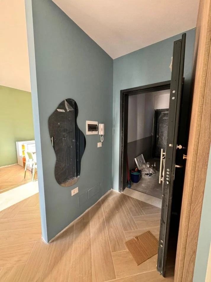 Tirane, jepet me qera apartament 1+1+Ballkon Kati 7, 70 m² 650 € (Trio Tower Residence, Don Bosko)