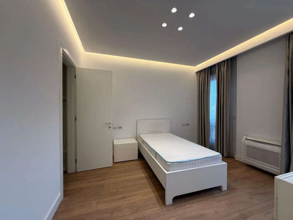 Tirane, jepet me qera apartament duplex 3+1+Ballkon Kati 5, 140 m² 1.500 € (Rr. e Barrikadave)