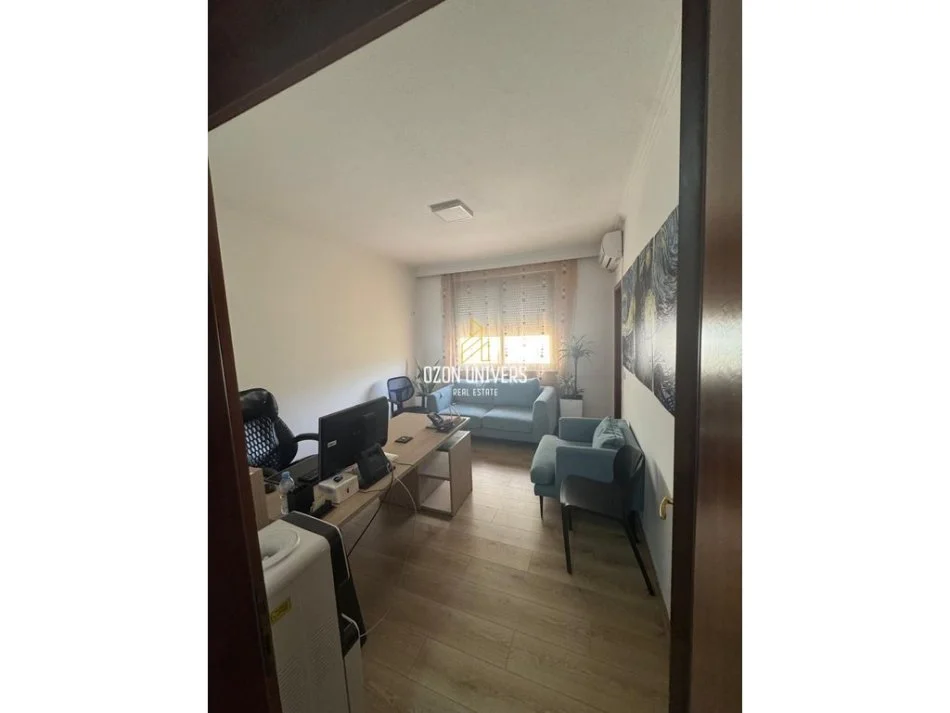 Tirane, jepet me qera apartament 2+1 Për biznes, Kati 4, 105 m² 700 € (Ish Ekspozita)