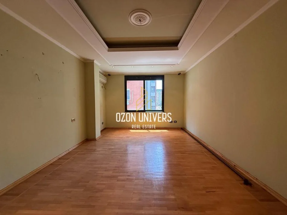 Tirane, jepet me qera zyre Kati 4, 140 m² 1.300 € (Kafe Roma, Bulevardi Bajram Curri)