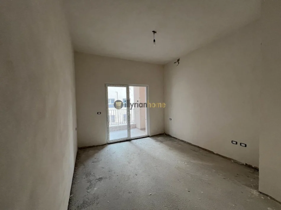 Tirane, shitet apartament 2+1+Ballkon Kati 4, 122 m² 176.000 € (Laprake)