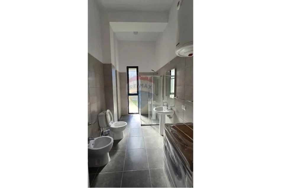 Tirane, jepet me qera apartament 1+1+Ballkon Kati 1, 70 m² 650 € (Liqeni i Thate)