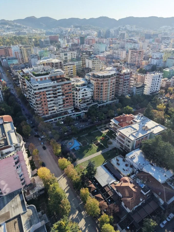 Tirane, jepet me qera ambjent biznesi , 620 m² 14.000 € 