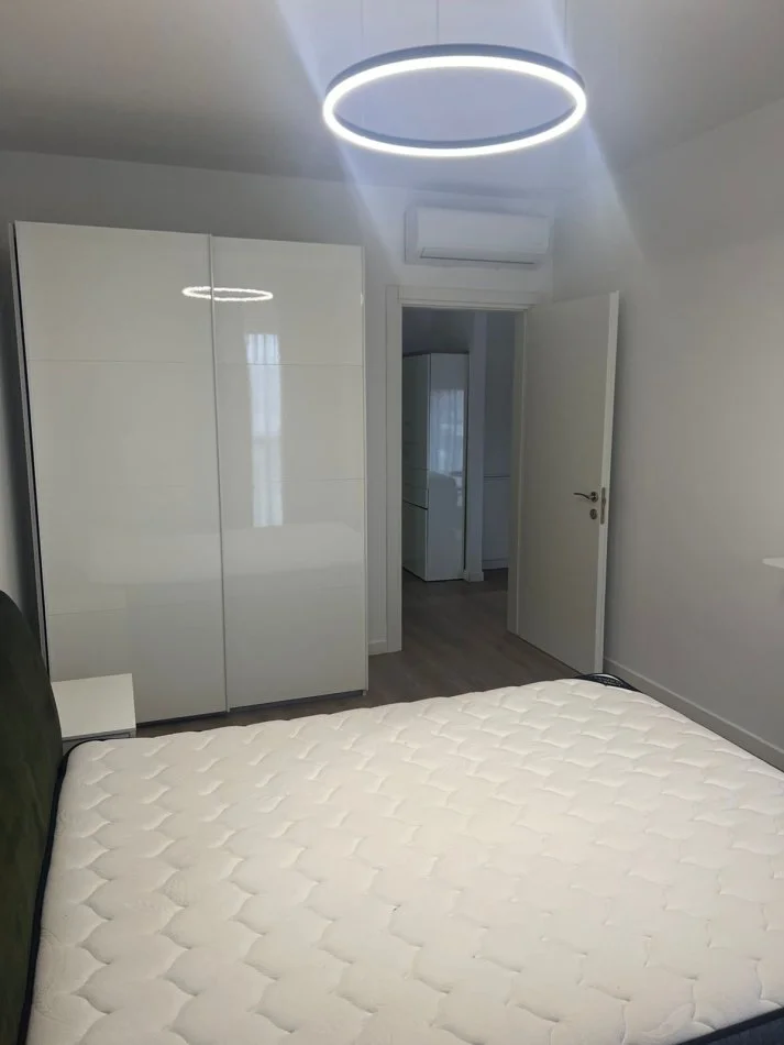 Tirane, jepet me qera apartament 1+1+Ballkon Kati 7, 75 m² 900 € (Parku Olimpik)