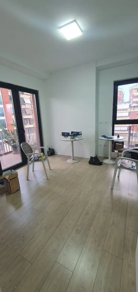 Tirane, jap me qera zyre , 125 m² 850 € 