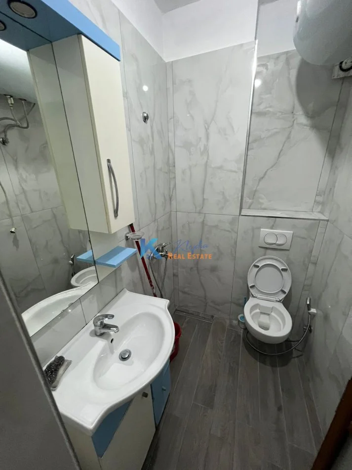Tirane, jap me qera garsonier 1+1 Kati 3, 42 m² 500 € (Garsoniere per qira te Rruga e Barrikadave j)