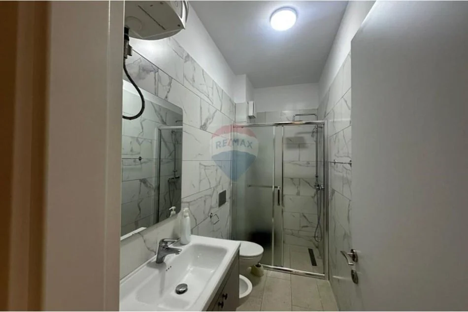 Tirane, jepet me qera apartament 2+1+Ballkon Kati 3, 100 m² 1.000 € (Kika 2)