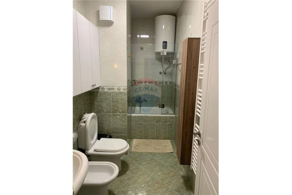 Tirane, jepet me qera apartament 1+1+Ballkon Kati 6, 75 m² 700 € (Ambasada Amerikane)