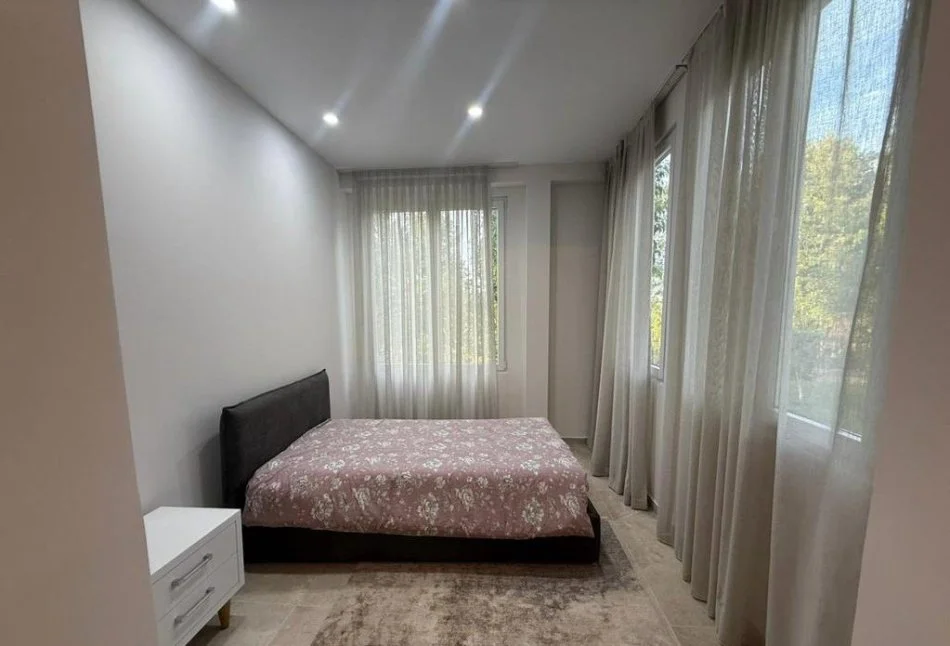 Tirane, jepet me qera apartament 3+1 , 240 m² 2.100 € 