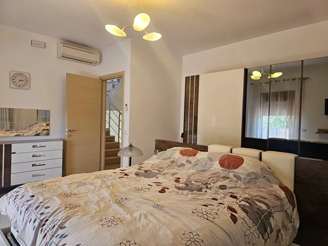 Tirane, jepet me qera Vile 5+1 , 270 m² 2.500 € 