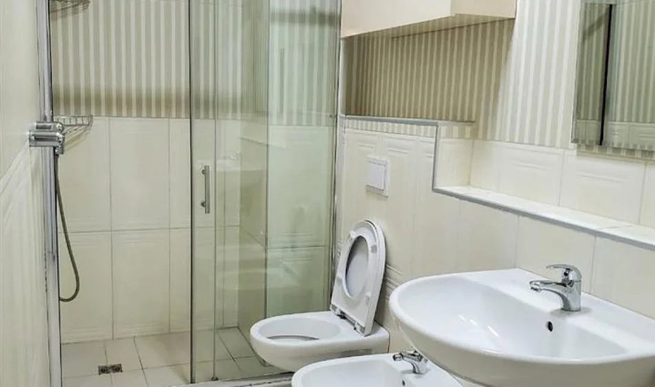 Tirane, jepet me qera apartament 2+1+Ballkon Kati 4, 94 m² 900 € (Stadiumi Dinamo)