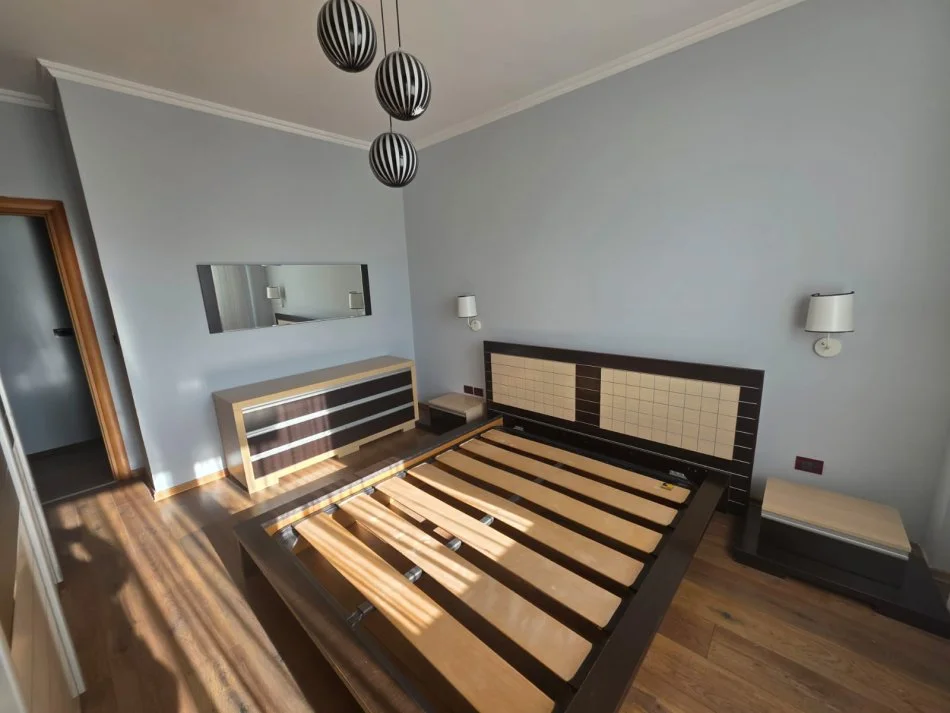 Tirane, jepet me qera apartament 2+1+Ballkon Kati 8, 120 m² 750 (Rruga Dibres)