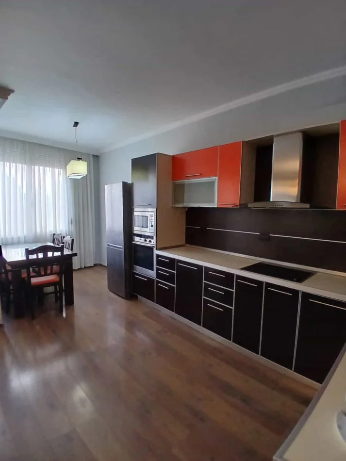 Tirane, jepet me qera apartament 2+1 Kati 8, 120 m² 800 € (Rruga e Dibres)