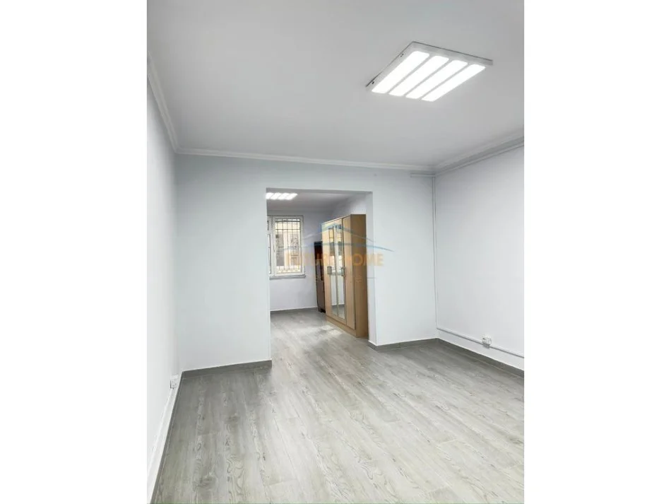 Tirane, jepet me qera zyre Kati 1, 78 m² 800 € (Rr. "Irfan Tomini", prane Hotel Hilton)