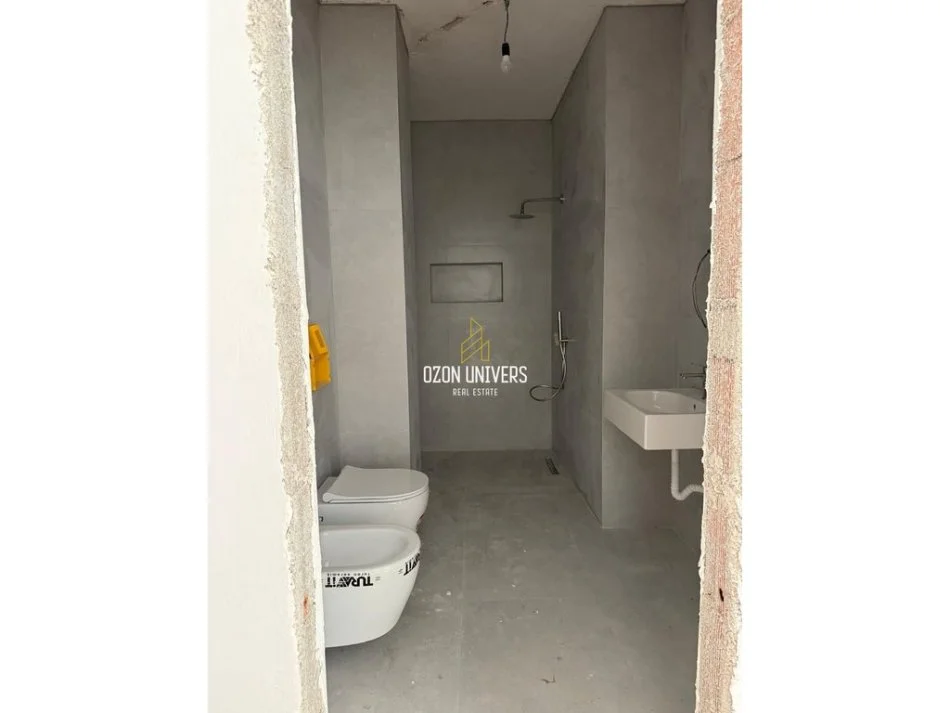 Tirane, jepet me qera apartament 1+1+Ballkon Kati 4, 65 m² 450 € (Laprakë)