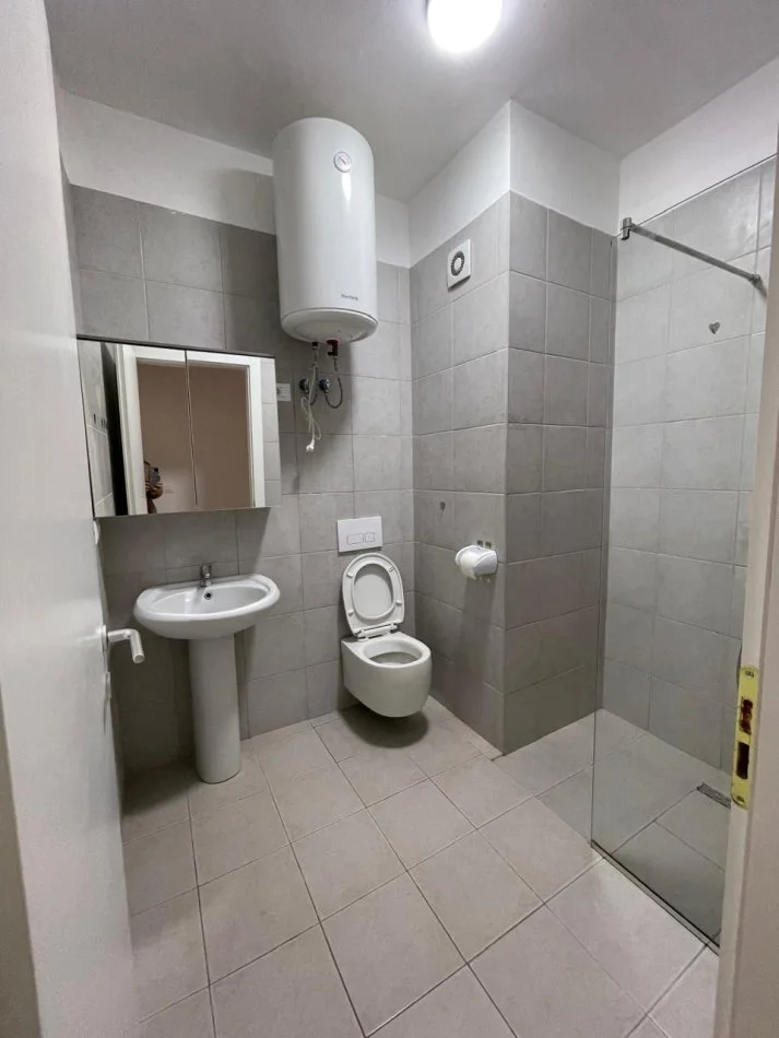 Tirane, jepet me qera apartament 2+1+Ballkon Kati 2, 98 m² 650 € (JORDAN MISJA)