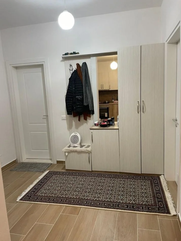 Tirane, jepet me qera apartament 1+1+Ballkon Kati 2, 72 m² 600 € (SELVIA)