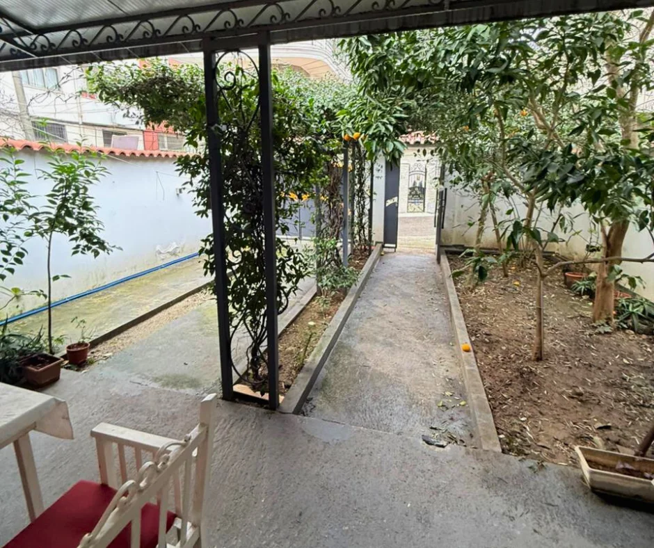 Tirane, jepet me qera shtepi 2+1 Kati 0, 160 m² 1.300 € (Gjimnazi Petro Nini)