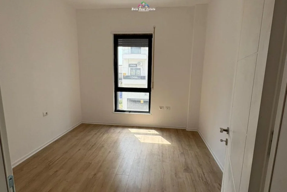 Tirane, jepet me qera dyqan Kati 1, 104 m² 700 € (Rruga Xhanfize Keko)