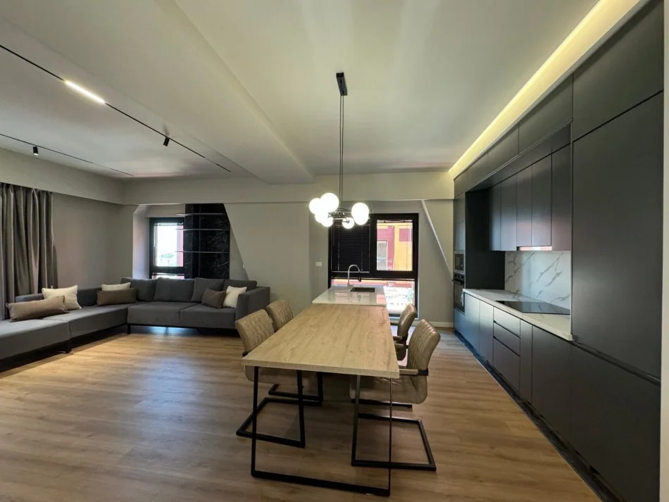 Tirane, shitet apartament 2+1+Ballkon Kati 10, 169 m² 485.000 € (Garden Building)