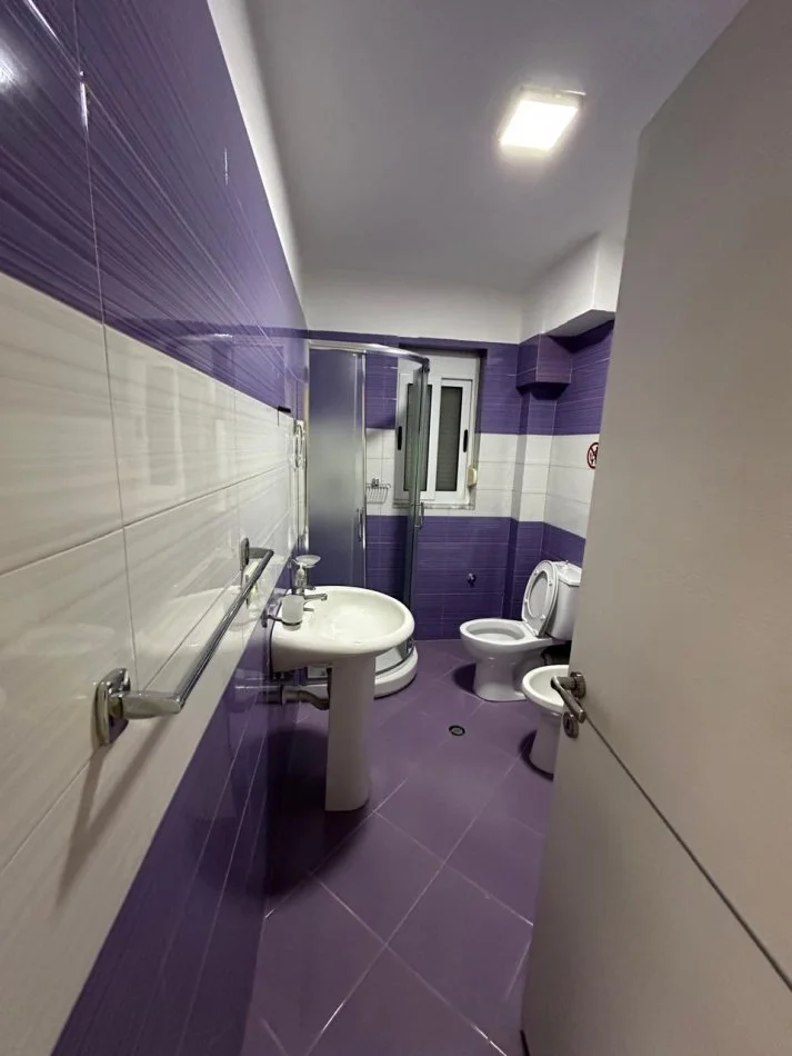 Tirane, jepet me qera ambjent biznesi Kati 2, 84 m² 700 € (Myslym Shyri)