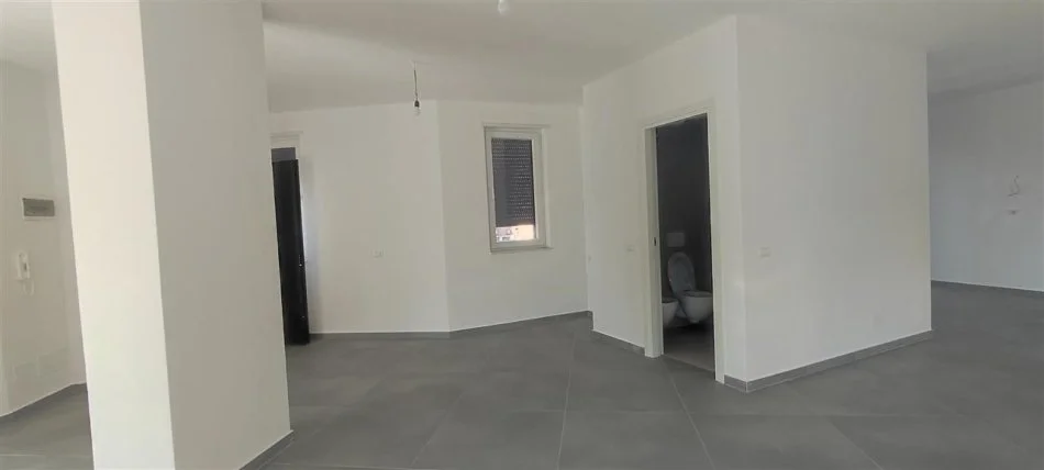 Tirane, jepet me qera ambjent biznesi Kati 5, 220 m² 2.500 € (Rruga e Dibres)