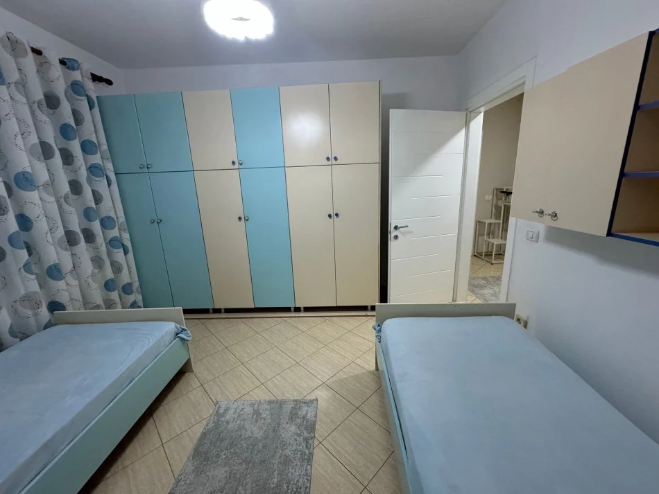 Tirane, jepet me qera apartament 2+1 Kati 1, 144 m² 620 € (Rruga sotir Caci)
