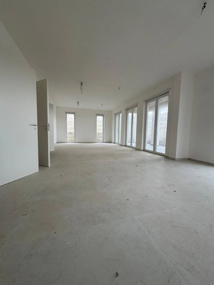 Tirane, shitet apartament 3 Katshe , 907 m² (Collina Verde)