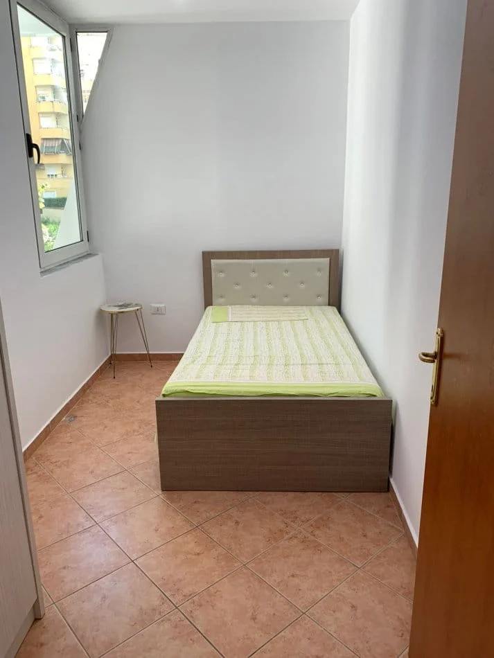 Tirane, jepet me qera apartament 2+1 Kati 3, 91 m² 700 € (komuna e parisit)