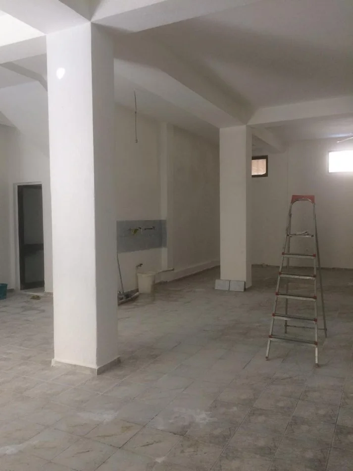 Tirane, jepet me qera zyre Kati 1, 117 m² 780 € (Rruga e Kavajes)
