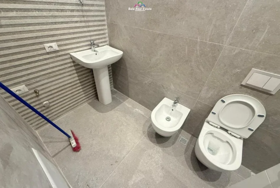 Tirane, jepet me qera zyre Kati 6, 60 m² 700 € (Rruga Viktor Eftimiu)