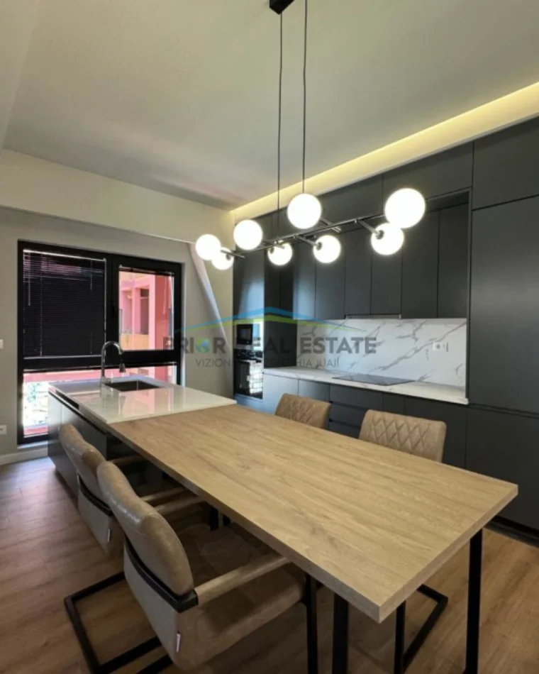 Tirane, shitet apartament 2+1 Kati 13, 169 m² 482.000 € (Qender)