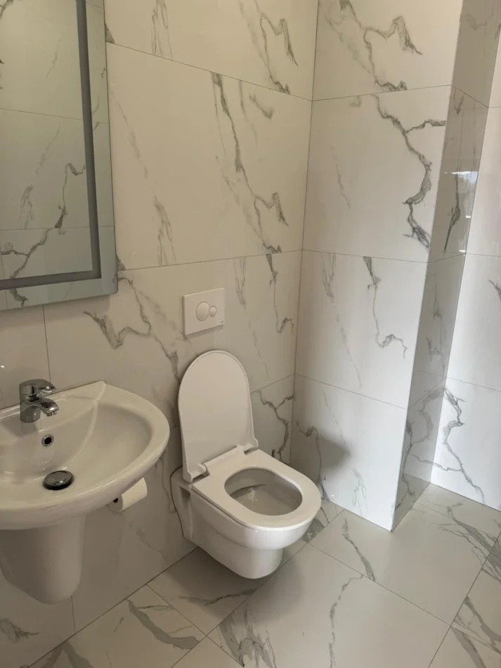 Tirane, jepet me qera apartament 2+1 Kati 8, 100 m² 800 € (Rruga Hoxha Tahsin)