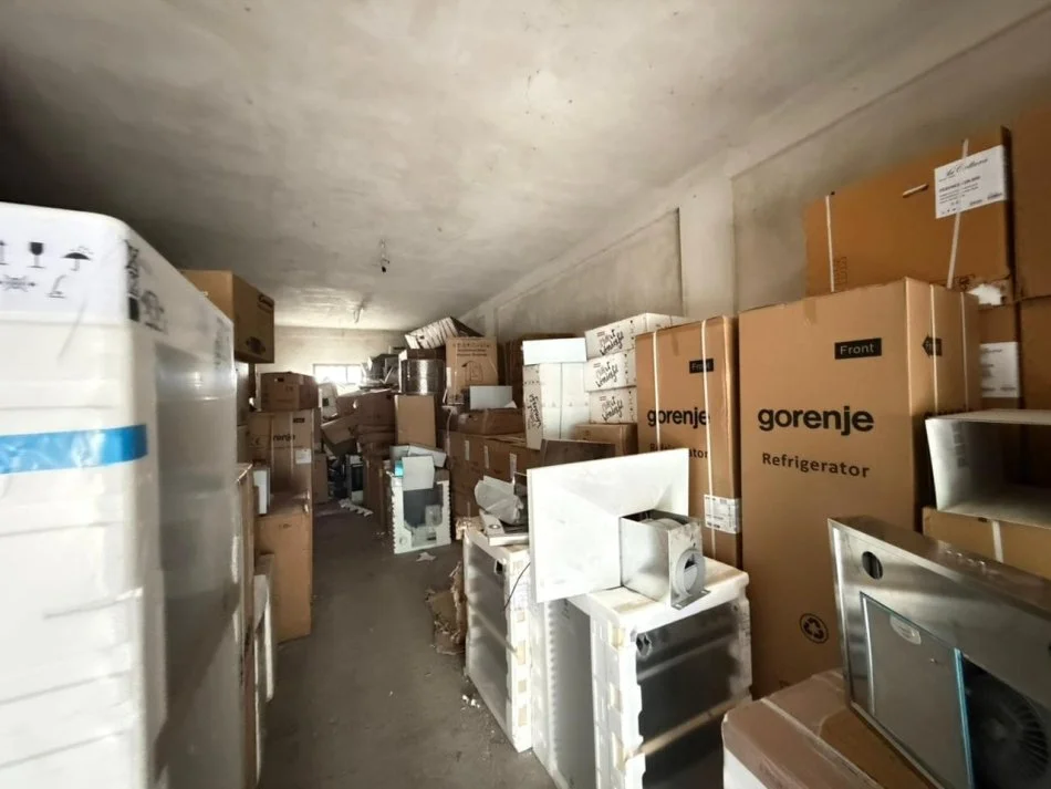 Tirane, jepet me qera magazine Kati 0, 180 m² 935 € (Rruga Artan Lenja)