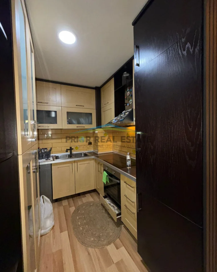 Tirane, jepet me qera apartament 2+1 +Post Parkimi  Kati 4, 80 m² 80.000 All ( ISH Ekspozita)