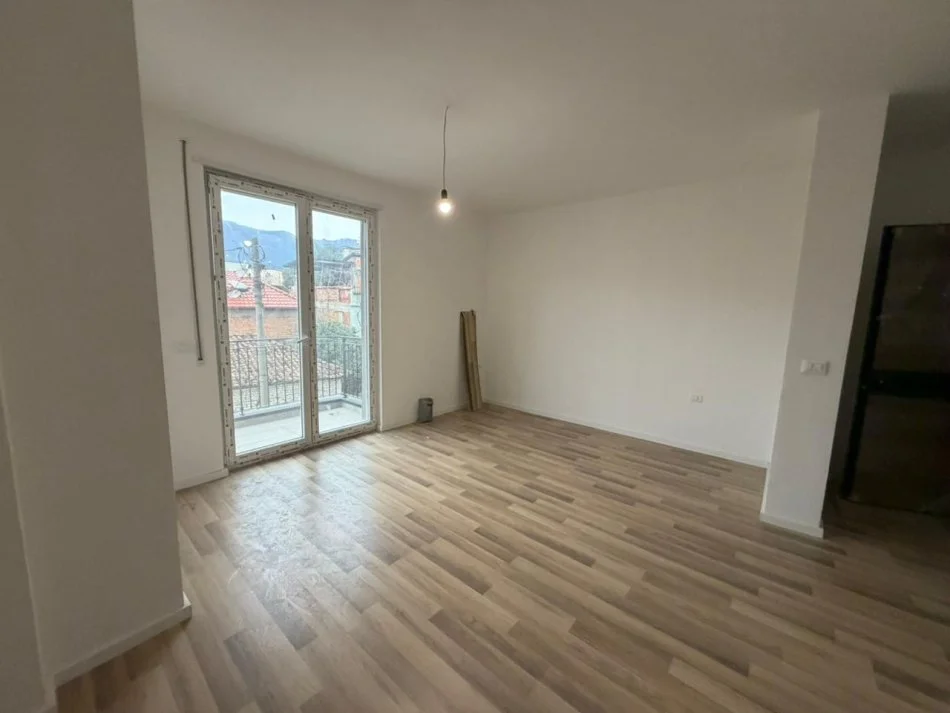 Tirane, shitet apartament 1+1+Ballkon Kati 1, 44 m² 95.000 € (Rruga Ali Demi)