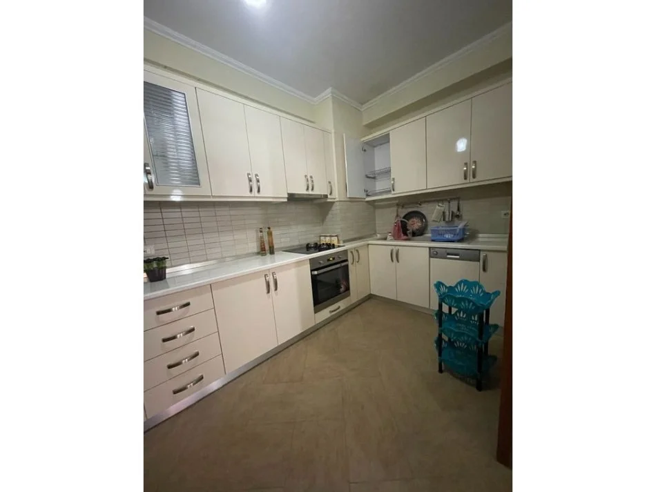 Tirane, jepet me qera apartament 2+1 Kati 7, 110 m² 550 € (Unaza e Re)