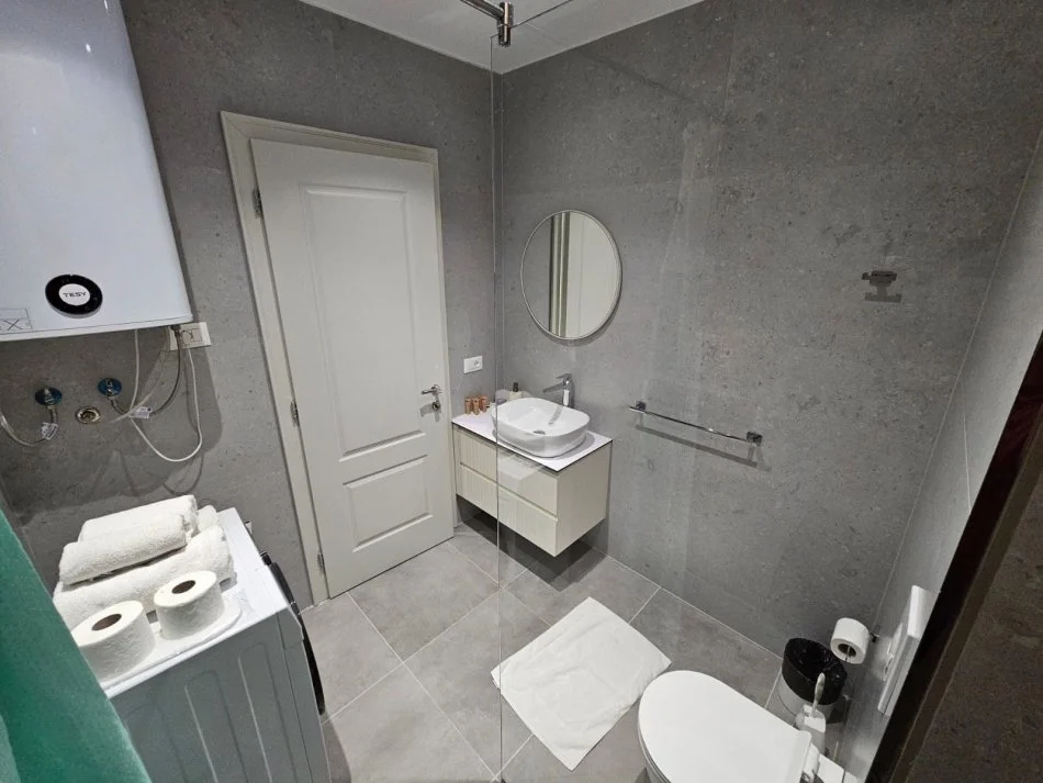 Tirane, jepet me qera apartament 1+1 Kati 3, 55 m² 940 € (Rruga e Kavajes)