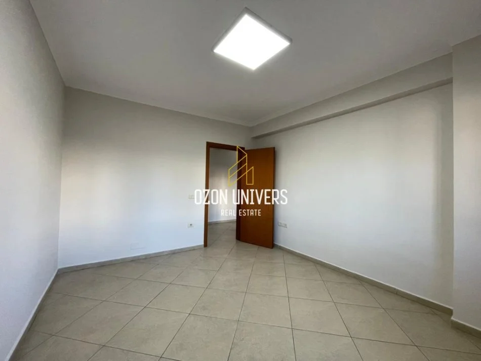 Tirane, jepet me qera apartament 2+1+Ballkon Kati 2, 106 m² 900 € (rruga e Kavajes)