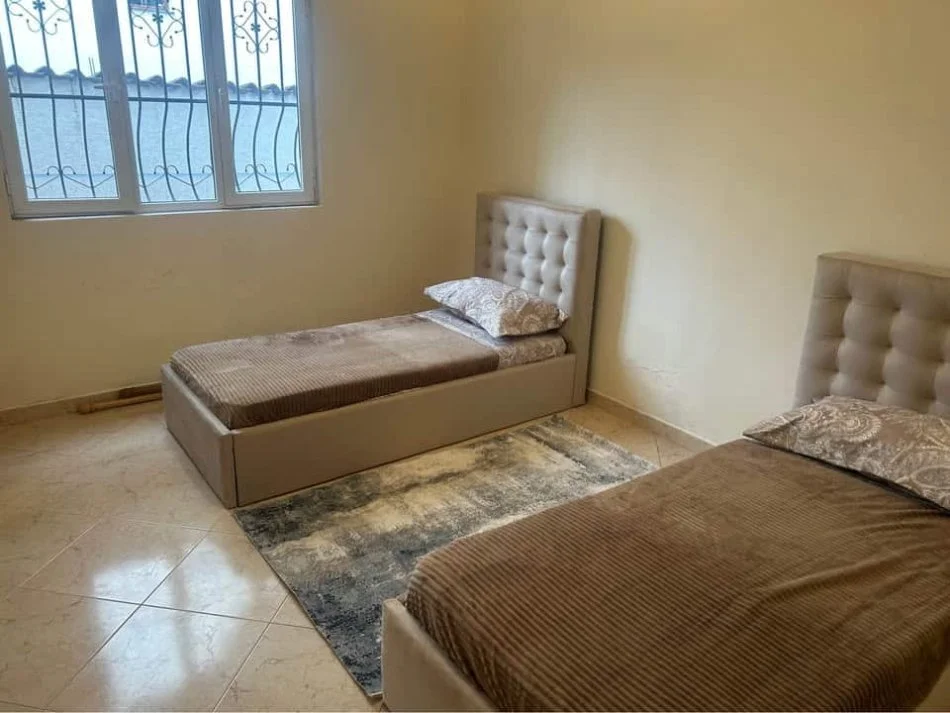 Tirane, jepet me qera Vile 2+1 Kati 1, 100 m² 470 € (Rruga Migjeni)