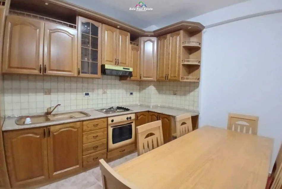 Tirane, jepet me qera apartament 1+1 Kati 10, 100 m² 600 € (prane kishes katolike)