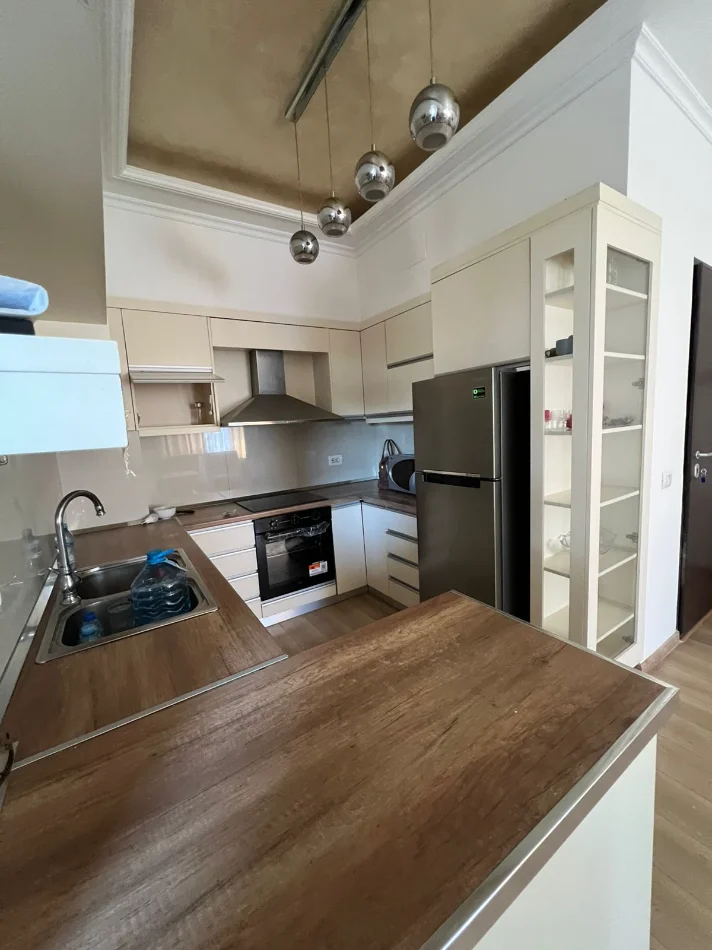 Tirane, jepet me qera apartament 1+1 , 72 m² 600 € (Rruga Frosina Plaku)